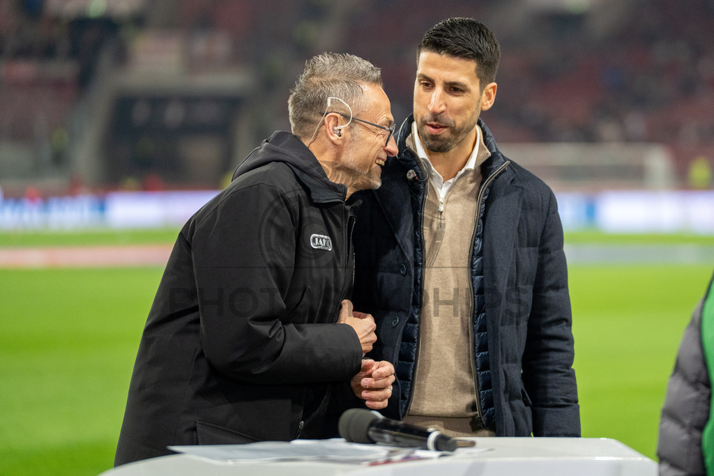 VfB Stuttgart vs. RB Leipzig, Fussball, 1. Bundesliga, 26. Spieltag, 15.03.2026 | Holger Laser (Stadionsprecher VfB Stuttgart) mit Sami Khedira,VfB Stuttgart vs. RB Leipzig, Fussball, 1. Bundesliga, 26. Spieltag, 15.03.2026Foto: photosbyphips/Philip Ziegler
