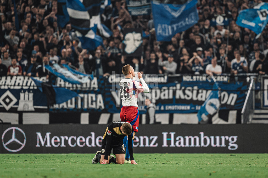 Fußball | Männer | Saison 2024/2025 | 2. Fußball-Bundesliga | 27. Spieltag | Hamburger SV vs. SV 07 Elversberg | 28.03.2025 | v.l. Elias Baum (#2, SV 07 Elversberg) am Boden und Miro Muheim (#28, HSV) ärgert sich