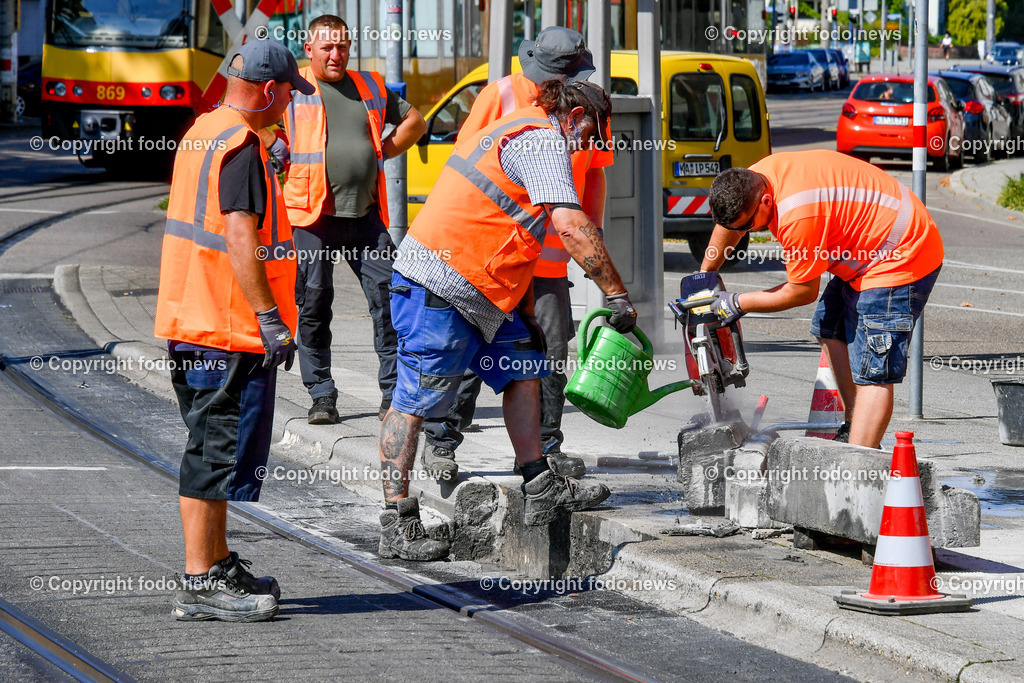 Deutschland_ Baden-Wuerttemberg_ Karlsruhe_ 21.08.2025-11 | 21.08.2025, Deutschland, GER, Baden-Wuerttemberg, Karlsruhe im Bild Themenbild, Karlsruhe, Bahnhofsvorplatz, Baustelle, Bauarbeiten, Straßenbau, Umgestaltung, Absperrung, Bauzauune, Baumaschinen, Verkehrsfuehrung, Laerm, Umleitung, Infrastruktur, Stadtentwicklung, Bauprojekt, Fußgaengerzone, Baufortschritt, Modernisierung, Einschraenkungen, oeffentlicher Raum, Bauarbeiten im Stadtzentrum, Arbeiter, Bauarbeiter, Feature, Symbolbild