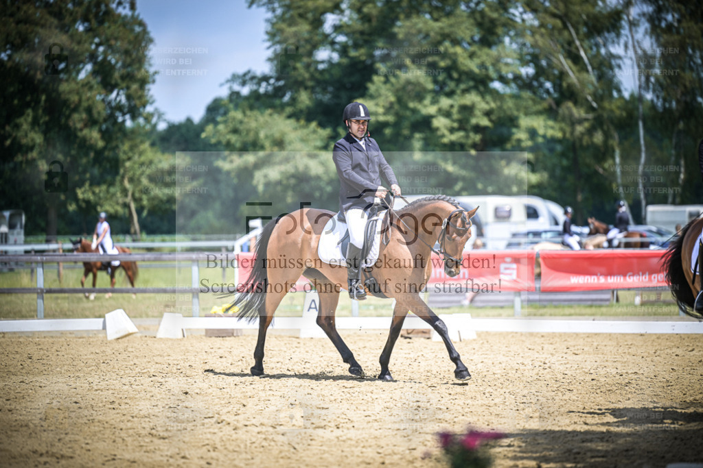 DOS_6411 | Entdecke hochwertige Reitturnierfotos von Foto Oger. Professionell, emotional und authentisch – jetzt Lieblingsmomente im Shop bestellen. - Realisiert mit Pictrs.com