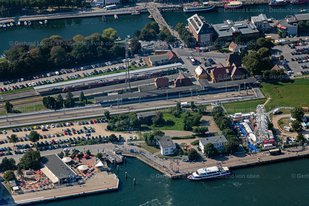 4061943 | WARNEMüNDE 08.09.2021 Bahnhofsgebäude der Deutschen Bahn in Warnemünde an der Ostseeküste im Bundesland Mecklenburg-Vorpommern, Deutschland. Weiterführende Informationen bei: DB Netz AG,  Deutsche Bahn AG. // Train station building of Deutsche Bahn in Warnemuende on the Baltic Sea coast in the state Mecklenburg - Western Pomerania, Germany. Further information at: DB Netz AG,  Deutsche Bahn AG. Foto: Gerhard Launer