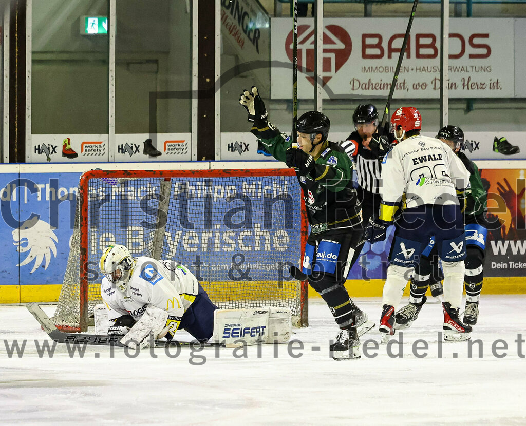 2023-01-06_017_TSV_Erding_gegen_ERV_Schweinfurt | Erding, Deutschland, 06.01.2023:
Eishockey, Bayernliga 2022 / 2023, 26. Spieltag, TSV Erding gegen ERV Schweinfurt, Endergebnis: 7:3

Torwart Benedict Roßberg (ERV Schweinfurt, #42), Mark Waldhausen (Erding Gladiators, #27), Leonardo Ewald (ERV Schweinfurt, #26)

Foto: Christian Riedel / fotografie-riedel.net