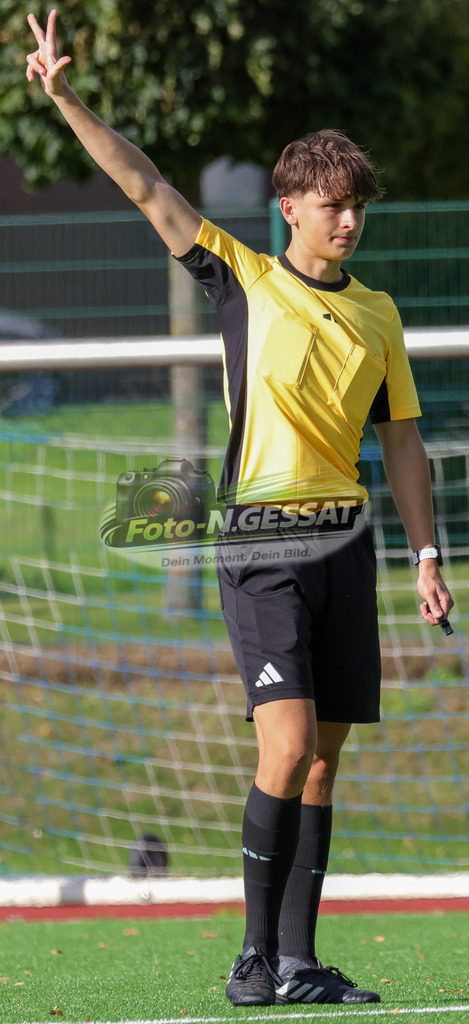 VfL Holsen - TV Elverdissen | Auf dem Bild zu sehen: Schiedsrichter: Jannis Reche VfL Holsen, TV Elverdissen, Saison 26/27, Kreisliga A, Holsen, Deutschland - Realisiert mit Pictrs.com