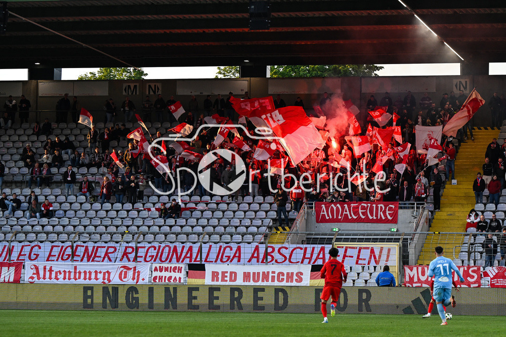 FC Bayern Amateure - Türkgücü München | Die Fans der Bayern Amateure zuenden eine Fackel / Choreo / Ultras / Pyro / Regionalliga Bayern: FC Bayern Muenchen II - Tuerkguecue Muenchen, Gruenwalder Stadion am 09.05.2025