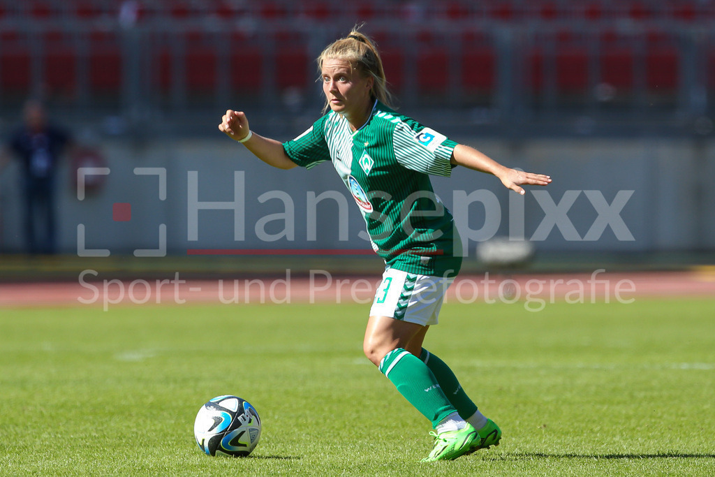 Fussball, Google Pixel Frauen-Bundesliga, 1. FC Nürnberg - SV Werder Bremen | v.li.: Ricarda Walkling (SV Werder Bremen, 13) Freisteller, Einzelbild, Ganzkörper, Aktion, Action, Spielszene, DIE DFB-RICHTLINIEN UNTERSAGEN JEGLICHE NUTZUNG VON FOTOS ALS SEQUENZBILDER UND/ODER VIDEOÄHNLICHE FOTOSTRECKEN. DFB REGULATIONS PROHIBIT ANY USE OF PHOTOGRAPHS AS IMAGE SEQUENCES AND/OR QUASI-VIDEO.