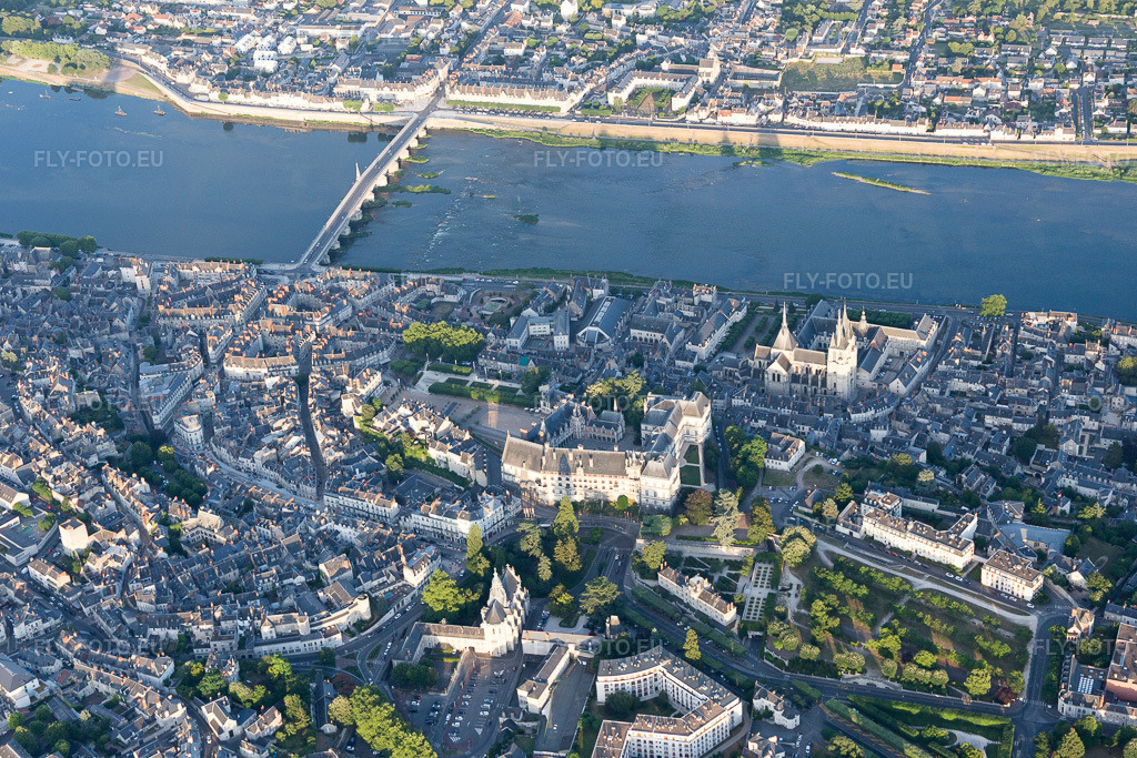 Vue aérienne: Vue de la ville à Blois dans le département Loir et Cher, France. Photo: IMG_101032.jpg prise le 23/06/2017 par Werner Riehm/FLY-FOTO.euRésolution de l'original: 5472 x 3648 px