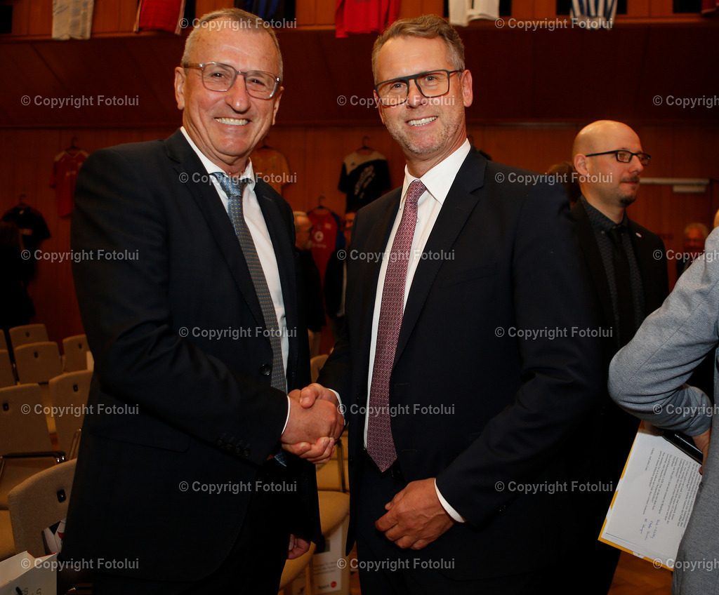 A_LUI_270925_05jpg | SPORT,FUSSBALL,OOEFV JAHRESHAUPTVERSAMLUNG 2025 WELS 27.09.2025 IM BILD : DER ALTE PRAESIDENT GERHARD GOETSCHHOFER UND DER NEUEPRAESIDENT  STEFAN SANDBERGER FOTO.FOTLUI/OOEFV