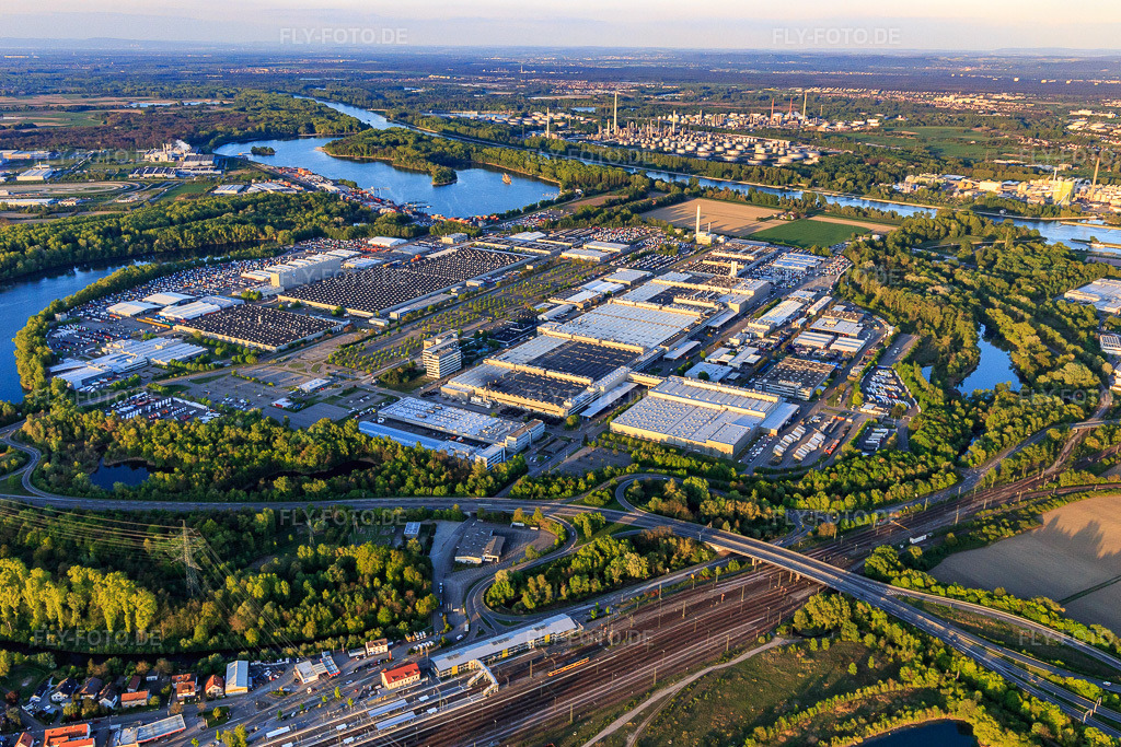 Luftbild: Übersicht des Industriepark Wörth GmbH mit Mercedes-Benz Trucks in Wörth am Rhein im Bundesland Rheinland-Pfalz in Deutschland. Foto: IMG_099255.jpg vom 23.04.2017 durch Werner Riehm/FLY-FOTO.deWWW.IPWGMBH.DE