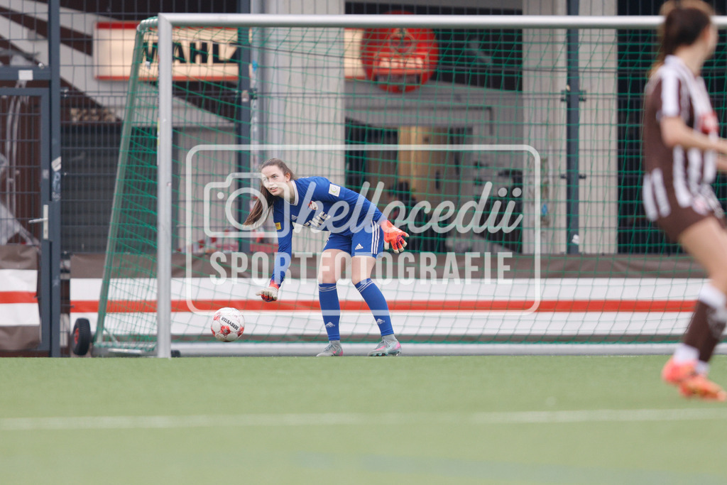 Fußball I Frauen I Saison 2025-2026 I Regionalliga Nord I 15. Spieltag I St. Pauli - SpVg Aurich-89 | Jule Götz (33, SpVg Aurich) rollt den Ball zur Mitspielerin. - Realisiert mit Pictrs.com