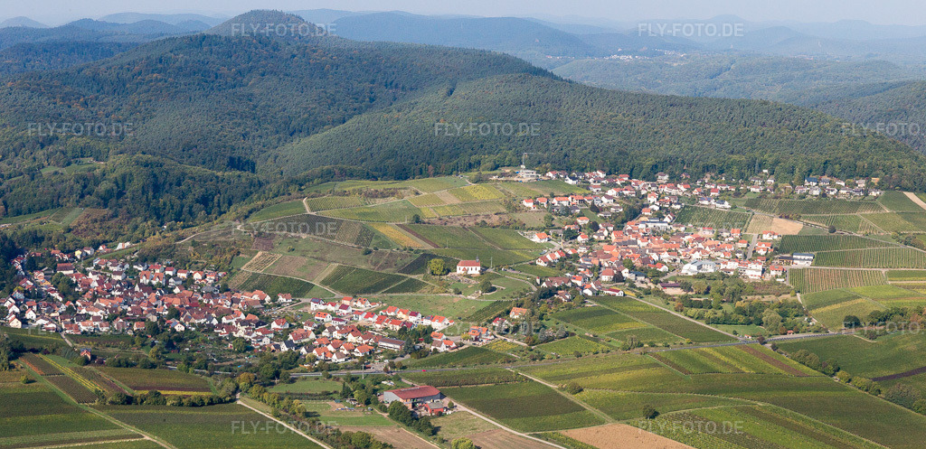 Luftbild: Weinbergen und Wald im Ortsteil Gleiszellen in Gleiszellen-Gleishorbach im Bundesland Rheinland-Pfalz in Deutschland. Foto: IMG_084492-Pano.jpg vom 03.10.2015 durch Werner Riehm/FLY-FOTO.deAuflösung des Originals: 7153 x 3475 px