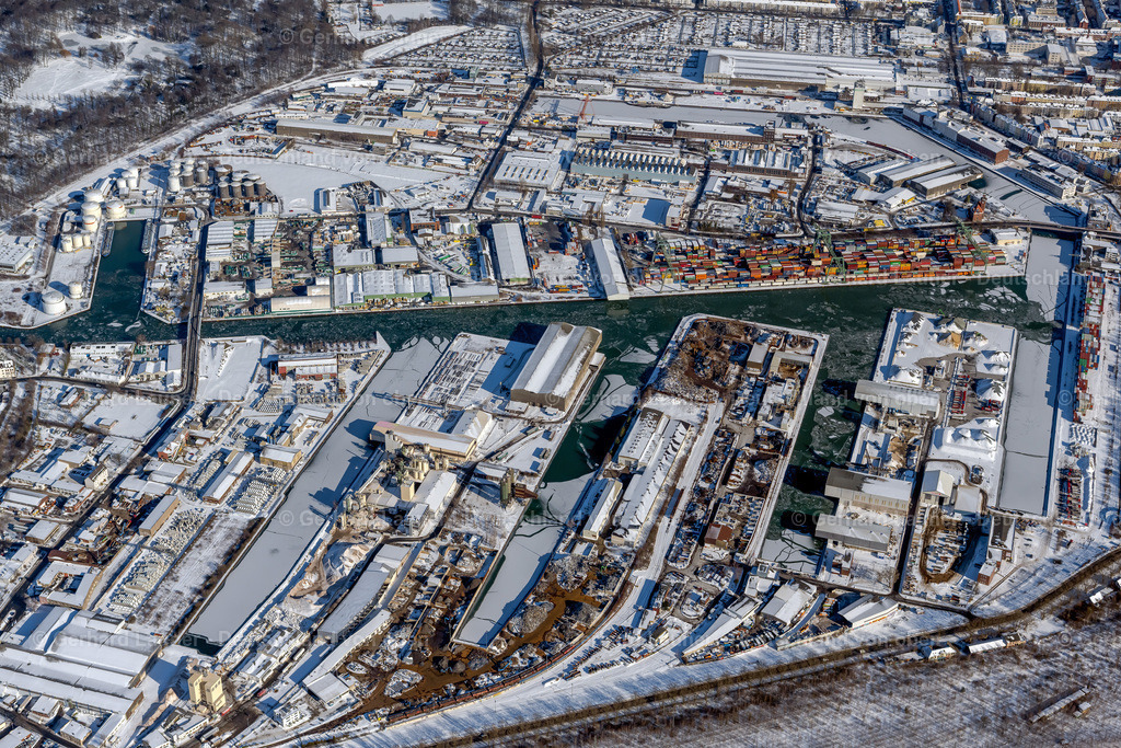 4043793 | DORTMUND 13.02.2021 Winterlich schneebedeckte Binnenschiffahrtszentrum Dortmunder Hafen in Dortmund im Ruhrgebiet im Bundesland Nordrhein-Westfalen. Weiterführende Informationen bei: Dortmunder Hafen AG,  Stadt Dortmund. // Wintry snowy inland waterway Centre Port of Dortmund at Ruhrgebiet in North Rhine-Westphalia. Further information at: Dortmunder Hafen AG,  Stadt Dortmund. Foto: Gerhard Launer