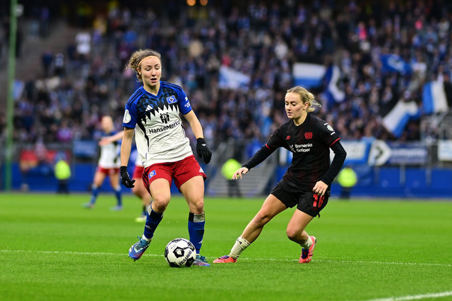 Fußball I Frauen I Saison 2025-2026 I DFB-Pokal I Achtelfinale I Hamburger SV - Bayer 04 Leverkusen I 15413 | Melanie Brunnthaler (11, Hamburger SV) Sofie Lena Zdebel (16, Bayer 04 Leverkusen) - Realisiert mit Pictrs.com
