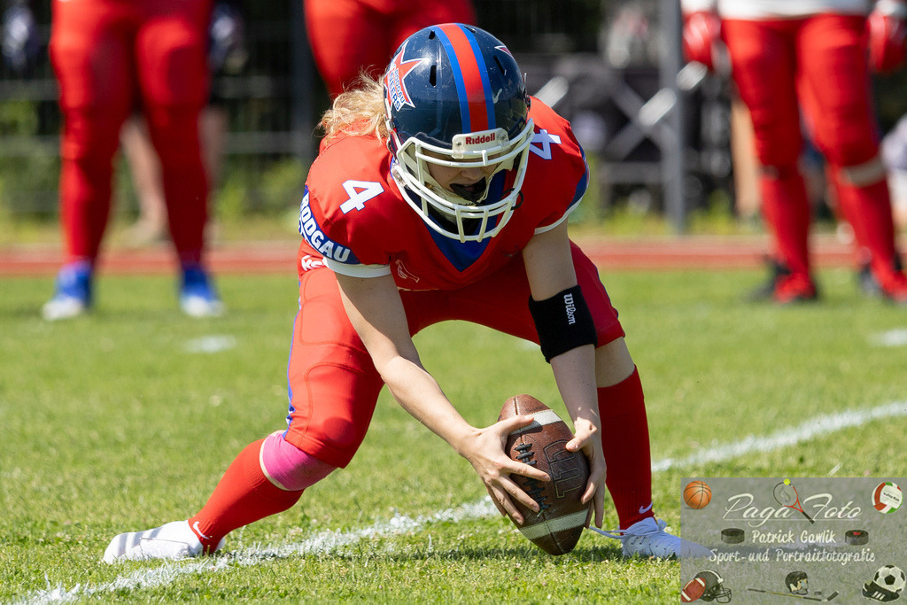 GFLW 1: German Football League Women 1: Rodgau Pioneers Ladies - Stuttgart Scorpions Sisters, 07.06.2026 | Lilly Veith (Rodgau Pioneers Ladies #4) nimt den ball auf, Freisteller, Portrait / Porträt, Rodgau Pioneers Ladies - Stuttgart Scorpions Sisters, Rodgau, Maingau-Energie-Stadion "Am Weichsee", 7.6.2026 - Realisiert mit Pictrs.com