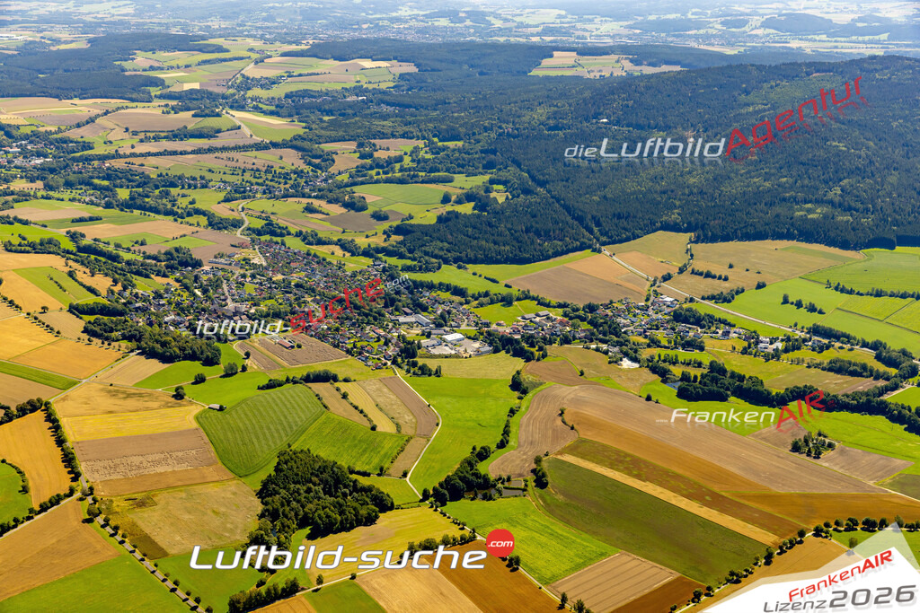 Das Luftbild zeigt : Schönbrunn Wunsiedel - Die Luftaufnahme wurde 2023 vom UL-Flugzeug aus erstellt ( keine Drohne ) - Hochauflösende Luftaufnahme - Für grossformatige Ausdrucke geeignet. Die Geschenkidee !Mit Lizenz und Bildrechte bestellbar