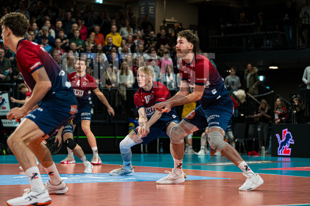 Volleyball I Herren I Saison 2025/2026 I Bundesliga I 8. Spieltag I SVG Lüneburg - SV Warnemünde | Axel Valdemar Juul Larsen (18, SVG Lüneburg) in der Annahme  - Realisiert mit Pictrs.com