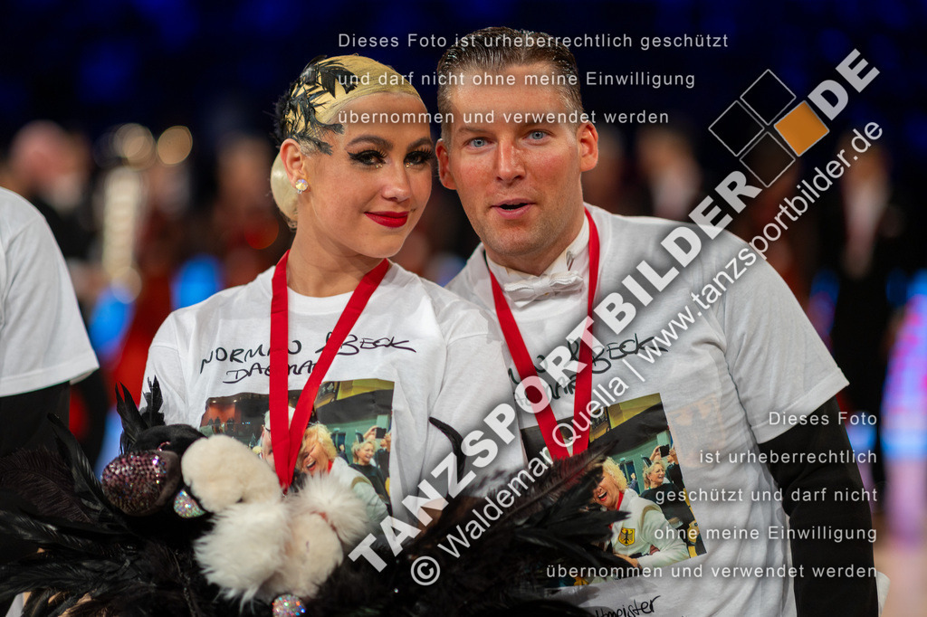 20251206-05804 | Hier finden Sie Tanz Bilder vom Latein und Standard Formationen tanzen. Sportbilder vom Tanzsport. Schöne Fotos und von Weltmeisterschaft, Europameisterschaft, Bundesliga, Regionalliga, Oberliga und Landesliga sowie von GOC Stuttgart, DanceComp, WM Bremen