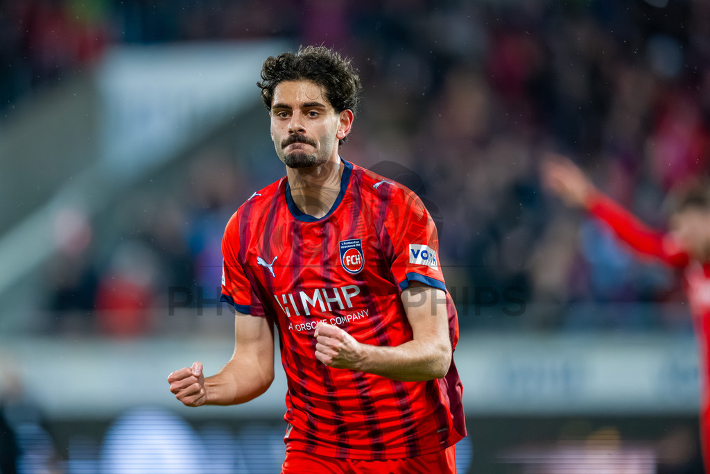 1. FC Heidenheim vs. VfB Stuttgart, Fussball, 1. Bundesliga, 23. Spieltag, Saison 2025/2026, 22.02.2026 | Eren Dinkci (1. FC Heidenheim 1846, #08),1. FC Heidenheim vs. VfB Stuttgart, Fussball, 1. Bundesliga, 23. Spieltag, Saison 2025/2026, 22.02.2026Foto: photosbyphips/Philip Ziegler