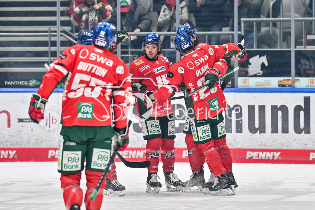 Augsburger Panther - Schwenninger Wild Wings | AUGSBURG, GERMANY - 02. JANUARY: Jubel der Panther nach dem Treffer zum 4-0 durch Thomas SCHEMITSCH (Augsburger Panther 62) / Tor / Torschuetze / Freude / Happy während dem Match zwischen den Augsburger Panthern und den Schwenninger Wild Wings am 35. Spieltag der Penny DEL im Curt Frenzel Stadion
