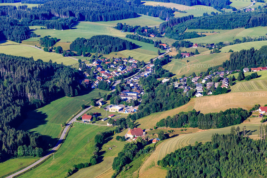 Luftbild: Dorfansicht aus Nordosten im Ortsteil Brigach in St. Georgen im Schwarzwald im Bundesland Baden-Württemberg in Deutschland. Foto: IMG_149195.jpg vom 29.06.2025 durch Werner Riehm/FLY-FOTO.de