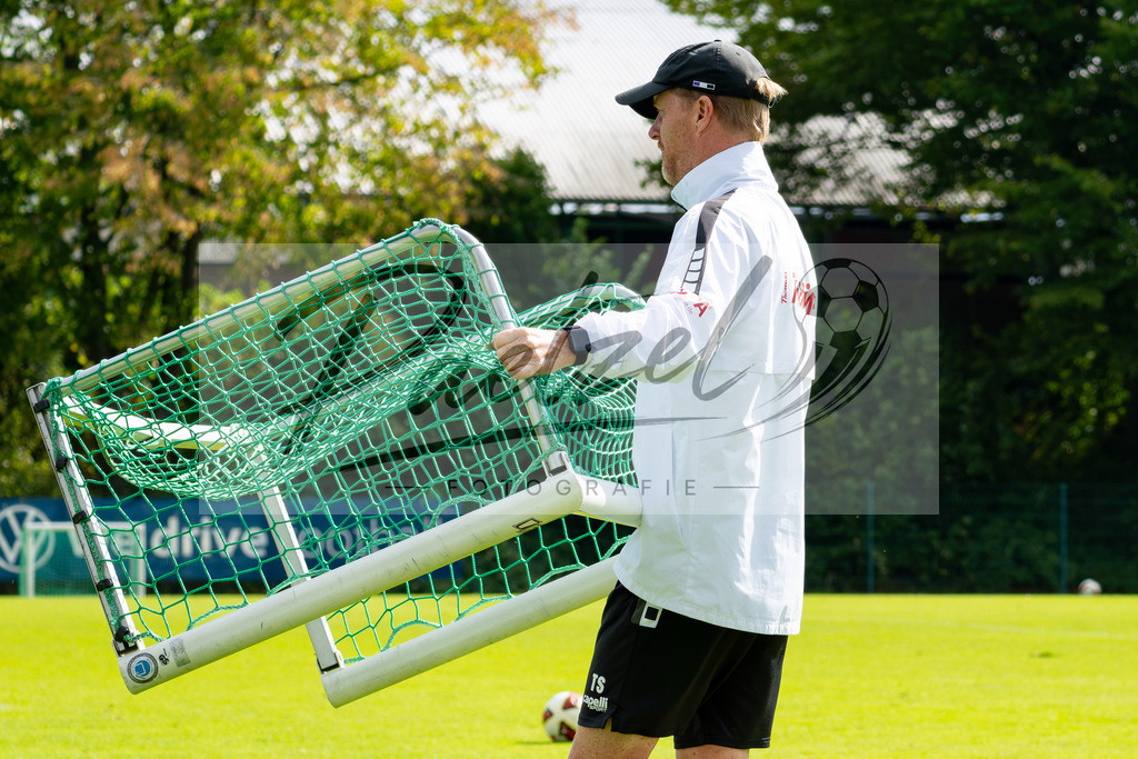 20260909_TRAOSN_0172 | Fußball, Herren: Trainer Timo Schultz (VfL Osnabrück) schaut beim Training des VfL Osnabrück am 09.09.2026 im Sportpark Illoshöhe in Osnabrück, Deutschland.(Foto von Nico Paetzel) - Realisiert mit Pictrs.com