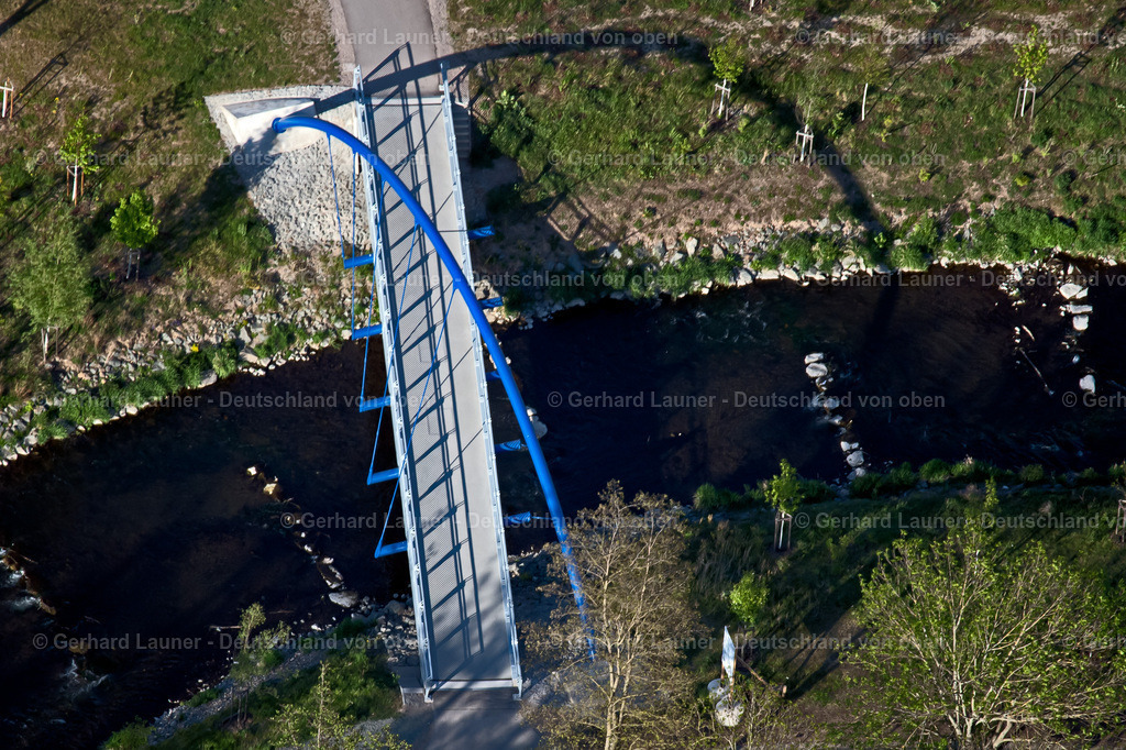4026130 | neue Fußgängerbrücke am Kilianipark ERFURT 06.05.2020 Fischtreppe und Staustufe am Ufer des Flußverlauf der Gera im Kilianipark im Ortsteil Gispersleben in Erfurt im Bundesland Thüringen, Deutschland. // Fish ladder and barrage on the bank of the river course of the Gera in Kilianipark in the district Gispersleben in Erfurt in the state Thuringia, Germany. Foto: Gerhard Launer