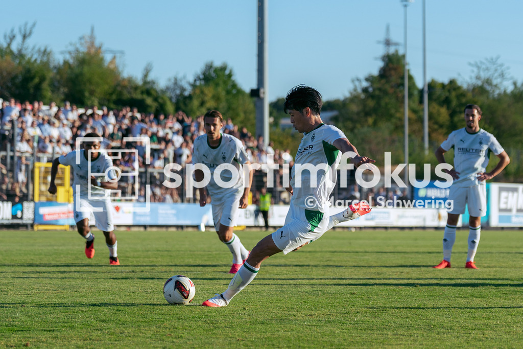 SSVg Velbert 02 – Borussia Mönchengladbach | Shuto Machino (Borussia Mönchengladbach) bei einem Elfmeter. Testspiel zwischen der SSVg Velbert 02 und Borussia Mönchengladbach in Velbert, 12.08.2026. Endstand: 0:8. sportimfokus / Marcel Schwering - Realisiert mit Pictrs.com