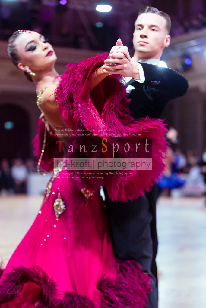 20250706_WDSF_World_Open_Std-dC25-5394 | Tanzsportbilder, Standardtanz, Lateintanz, WDSF, DTV, LTVB, dancecomp, goc, hessen tanzt, blaues band der spree, walzer, tango, wiener walzer, slowfox, quickstepp, samba, rumba, cha-cha-cha, paso doble. jive, hd-kroft photography, turniertanzsport