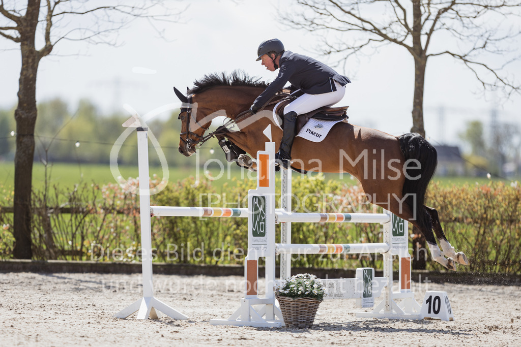 230425_Lemwerder_03SprPf-L-300 | Deine schönsten Turniermomente als professionelle Fotos! Entdecke hochwertige Pferdesport-Fotografie im Online-Shop. Jetzt Fotos finden & bestellen!