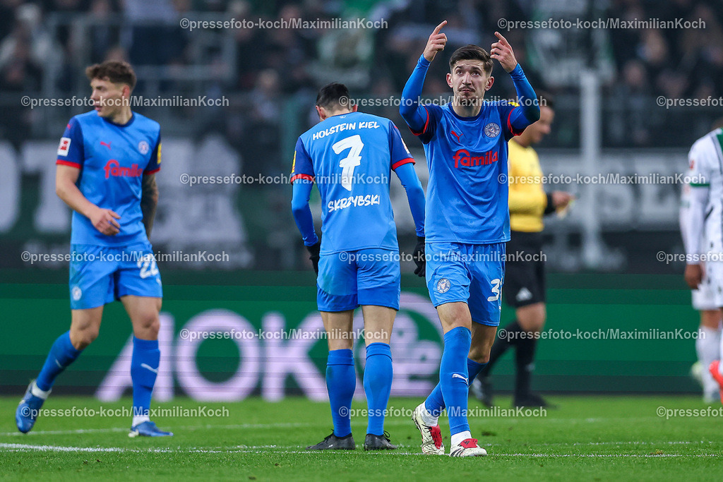 BMG14122401048 | 14.12.2024, Fußball, Borussia Mönchengladbach - Holstein Kiel, 1. Fußball Bundesliga, Borussia-Park, Saison 2024 2025: Torjubel nach dem 1:2 Tor durch Torschütze Armin Gigovic (Kiel #37) zusammen mit Steven Skrzybski (Kiel #7)DFB regulations prohibit any use of photographs as image sequences and or quasi-video.
