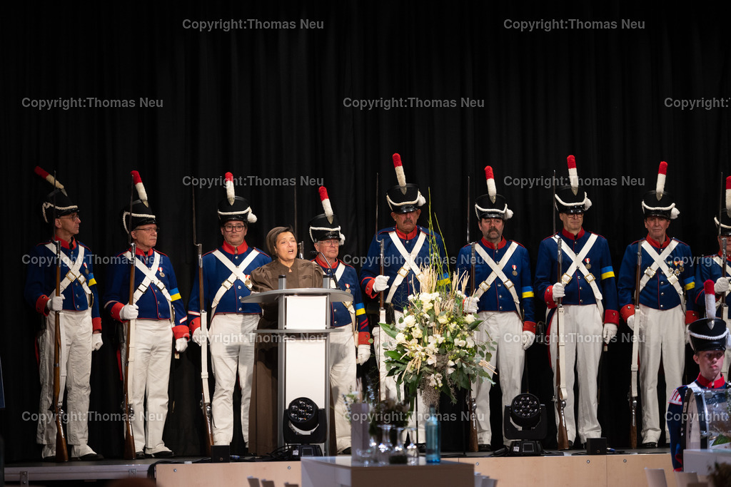 DSC_3955 | bbe, Bensheim, Einweihung Bürgerhaus Bensheim, ,Natürlich durfte Oald Bensem mit der Fraa vun Bensem alias Doris Walter nicht fehlen, statt Böllerschüsse gab es weiße Luftballon-Tauben die vor dem Dalberger Hof in die Luft gelassen wurden, die Bürgerwehr trug als Armbinde   die ukrainische Fahne,  , Bild: Thomas Neu