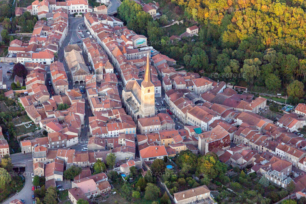 Luftbild: Ortsansicht in Vézelise im Bundesland Meurthe-et-Moselle in Frankreich. Foto: IMG_117961.jpg vom 14.09.2019 durch Werner Riehm/FLY-FOTO.de