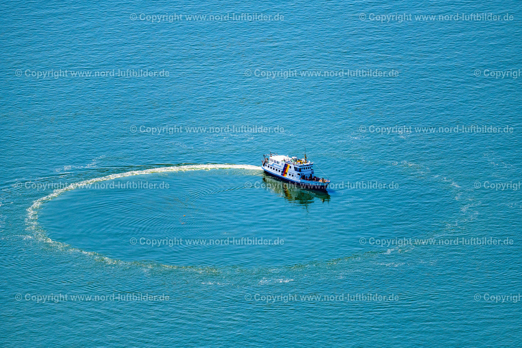 Ms_Hauke_Haien_Seebestattung_Halligreederei_ELS_8507130822 | WITTDüN AUF AMRUM 13.08.2022 Passagier- und Fahrgastschiff " Hauke Hain " der " Halligreederei " vor Wittdün auf Amrum bei einer Fahrt im Kreis zu Versenkung einer Urne zur Seebestattung im Bundesland Schleswig-Holstein, Deutschland. // Passenger ship "Hauke Hain" of the "Halligreederei" in front of Wittduen on Amrum during a trip in a circle to sink an urn for burial at sea in the state Schleswig-Holstein, Germany. Foto: Martin Elsen