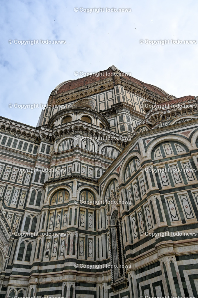 Italien_ Toscana_ Florenz_ 30.05.2024-263 | 30.05.2024, Italien, ITA, Toskana, Florenz im Bild Stadtansichten, Gebäude, Architektur, Touristen, Historisch, Souvenir, Altstadt, Museum, Statuen, Skulpturen, Piazza della Signoria, Statue David, Palazzo Vecchio, Neptunbrunnen, Piazza della Repubblica, Ponte Vecchio, Brücke, Uffizien, Kathedrale Santa Maria del Fiore, Arno, Fluß


Florenz, Firenze, ist eine italienische Großstadt. Nach Einwohnern ist sie die achtgrößte Stadt Italiens. Florenz ist die Hauptstadt sowie größte Stadt der Region Toskana und der Metropolitanstadt Florenz, in der etwa eine Million Menschen leben. Florenz ist für seine Geschichte berühmt. Leonardo da Vinci verbrachte große Teile seiner Jugend in Florenz, Michelangelo fand Unterschlupf in der Kirche der Medici, Galileo Galilei wohnte als Hofmathematiker in den Palästen der Medici. Von 1865 bis 1871 war die Stadt die Hauptstadt des neu gegründeten Königreichs Italien. Das historische Zentrum von Florenz zieht Jahr für Jahr Millionen von Touristen an. Die historische Innenstadt wurde von der UNESCO im Jahre 1982 zum Weltkulturerbe erklärt. 
Quelle: Wikipedia
