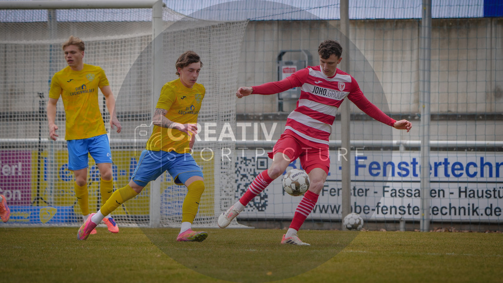 Fußball, Herren, Saison 2025/2026, Regionalliga Nordost, 26. Spieltag, FSV 63 Luckenwalde vs. Greifswalder FC, Samstag 14.03.2026, Werner-Seelenbinder-Stadion Luckenwalde, | Fußball, Herren, Saison 2025/2026, Regionalliga Nordost, 26. Spieltag, FSV 63 Luckenwalde vs. Greifswalder FC, Samstag 14.03.2026, Werner-Seelenbinder-Stadion Luckenwalde, Im Bild: Tim Schleinitz (l. Luckenwalde) und David vogt (r. Greifswald) - Realisiert mit Pictrs.com