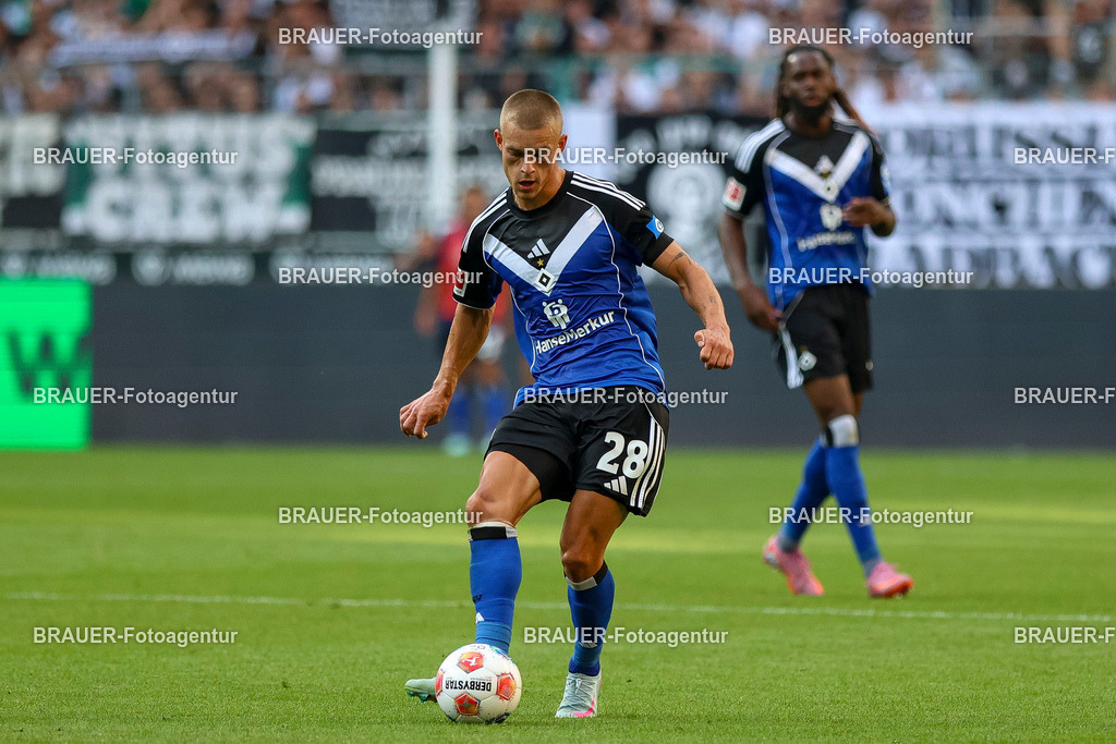 Borussia Mönchengladbach vs Hamburger SV - Bundesliga  | Mönchengladbach, Deutschland, 24.08.25:   Miro Muheim (Hamburger SV) in Aktion am Ball, Einzelaktion waehrend des Spiels der Bundesliga zwischen Borussia Mönchengladbach vs Hamburger SV im Stadion im Borussia Park(Foto von Brauer-Fotoagentur / Adrian Schlueter)