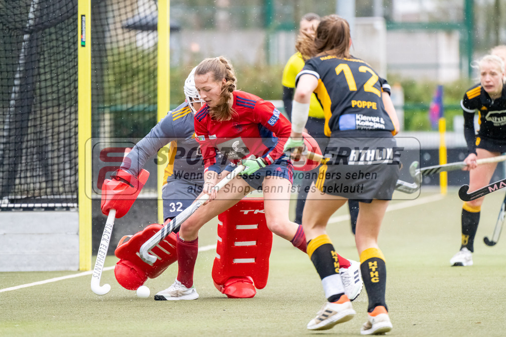 HK_20230401_106676 | 1. Bundesliga Damen Düsseldorfer HC - Harvestehuder THC  am 1.4.2023 DHC Düsseldorf, Düsseldorf , Sophia Schwabe ( Düsseldorfer HC #18 ) , Krüger Rosa Torfrau ( Harvestehuder THC #32 )