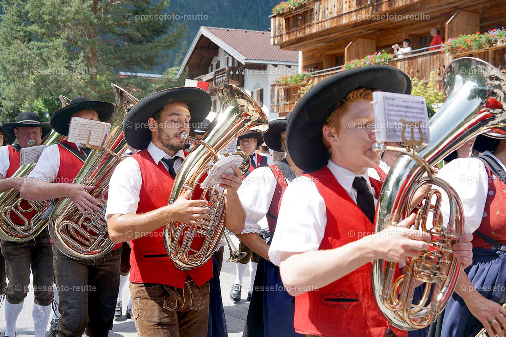 e33-news-2023-Juli23-Regimentsschuetzenfest3-Steeg-UMZUG_DORF-DSC07503 | Info aus dem Bezirk Reutte/Ausserfern Tirol sowie eine umfangreiche Bilddatenbank über die gesamte Region: Lechtal, Talkessel Reutte, Tannheimertal, Zwischentoren. Lech, Plansee, Zugspitze, Grenztunnel, B179, Fernpassstraße, Verkehr, Lawinen, Tradition, - Realisiert mit Pictrs.com