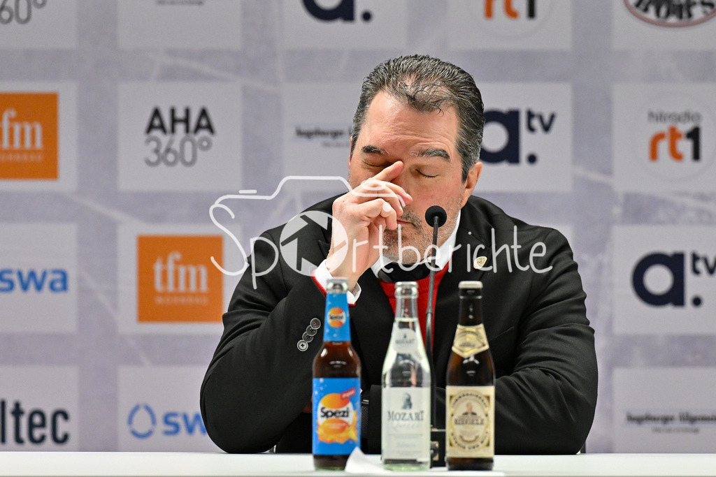 Augsburger Panther - Fischtown Pinguins | im Bild Larry MITCHELL Headcoach Augsburger Panther auf der Pressekonferenz nach der Partie gegen Bremerhaven / Freisteller / Einzelfoto / DEL: Augsburger Panther - Fischtown Pinguins, Curt Frenzel Stadion am 08.01.2025