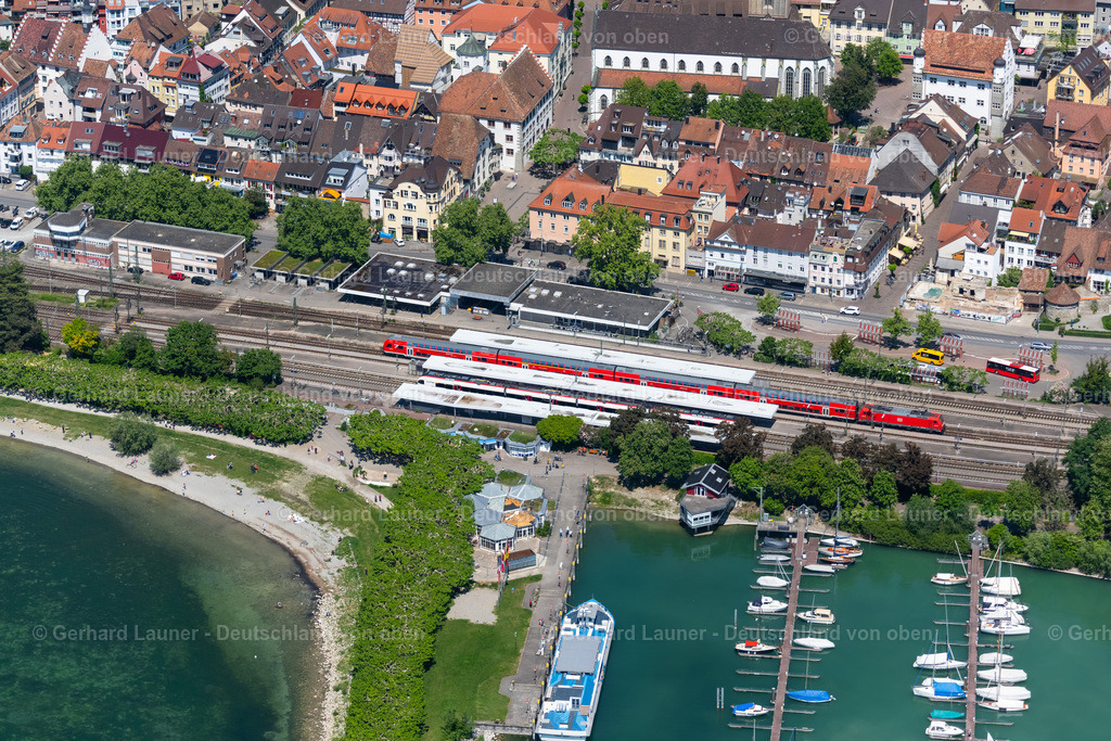 4027515 | RADOLFZELL AM BODENSEE 17.05.2020 Gleisverlauf und Bahnhofsgebäude in Radolfzell am Bodensee im Bundesland Baden-Württemberg, Deutschland. // Train station railway building in Radolfzell am Bodensee in the state Baden-Wuerttemberg, Germany. Foto: Gerhard Launer