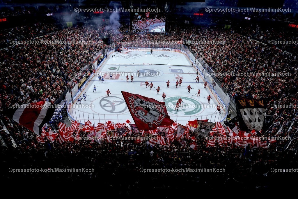 KEC1404251006 | 14.04.2025, Eishockey, DEL Play-offs, Kölner Haie - ERC Ingolstadt, Halbfinale Spiel 6, Lanxess-Arena Köln: Feature Eisfläche Zuschauer Innenansicht Besucher Symbolbild Symbolfoto Übersicht Übersichtsbild Übersichtsfoto Einlaufshow Einlaufem Pyroshow FeuershowSpielstätte