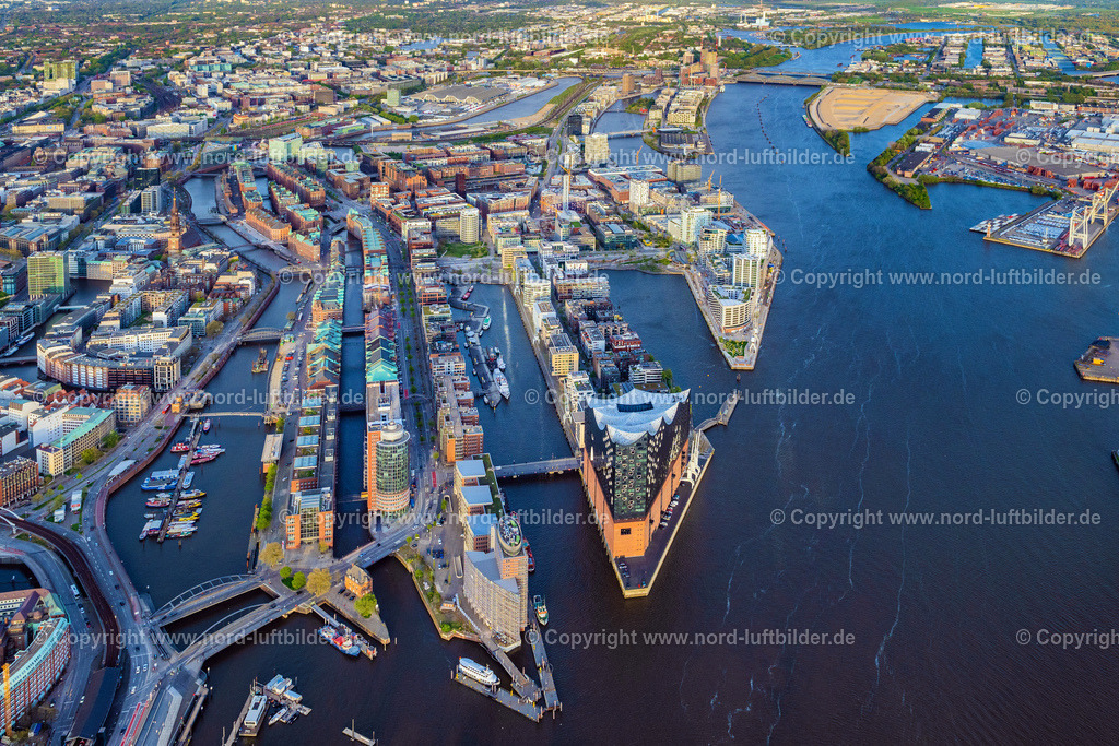 Hamburg_Panorama_Elbphilharmonie_ELS_1908140424 | HAMBURG 14.04.2024 Elbphilharmonie am Ufer der Elbe in Hamburg. Das Konzerthaus- Gebäude im Stadtteil Hamburg-HafenCity befindet sich am Ufer der Elbe der Hansestadt. Weiterführende Informationen bei: HamburgMusik gGmbH - Elbphilharmonie und Laeiszhalle Betriebsgesellschaft,  ReGe Hamburg Projekt-Realisierungsgesellschaft mbH. // The Elbe Philharmonic Hall on the river bank of the Elbe in Hamburg. Further information at: HamburgMusik gGmbH - Elbphilharmonie und Laeiszhalle Betriebsgesellschaft,  ReGe Hamburg Projekt-Realisierungsgesellschaft mbH. Foto: Martin Elsen