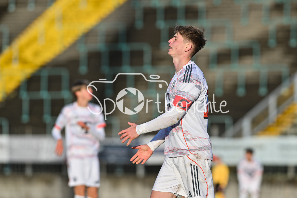 TSV Schwaben Augsburg - FC Bayern Amateure | AUGSBURG, GERMANY - 29. NOVEMBER: im Bild  Anton HEINZ (FC Bayern München II 10) / Einzelfoto / Freisteller beim Ligaspiel zwischen dem TSV Schwaben Augsburg und den Amateuren des FC Bayern am 20. Spieltag der Regionalliga Bayern im Rosenaustadion