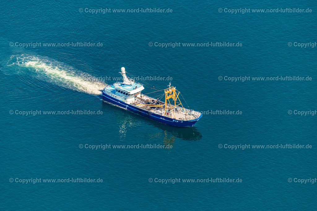 Sylt_Muschelkutter_Wyk3_Trijntje_ELS_8682130822 | HöRNUM (SYLT) 13.08.2022 Muschelkutter Schiff "Trijntje" WYK 3 "beim Schleppnnetz fischen der Miesmuschel an der Ostselte der Insel (Sylt) im Bundesland Schleswig-Holstein, Deutschland. // Mussel cutter ship "Trijntje" WYK 3" trawling the mussel on the eastern side of the island (Sylt) in the state Schleswig-Holstein, Germany. Foto: Martin Elsen