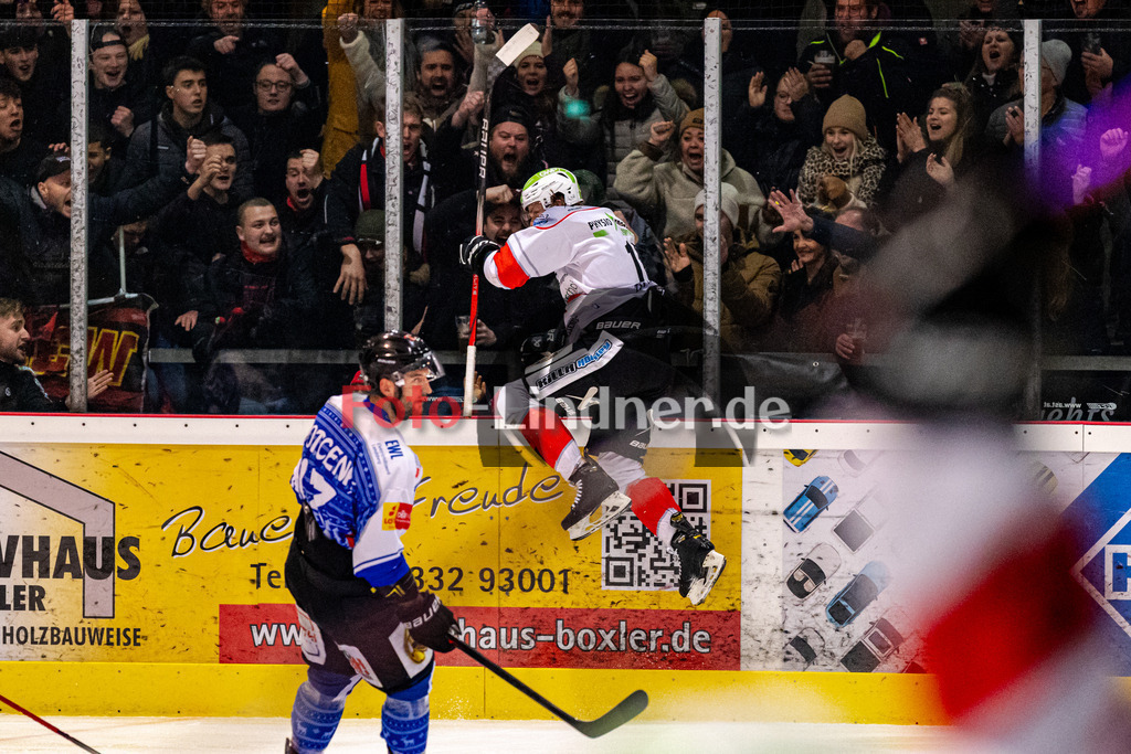 HC Landsberg Riverkings vs TSV Peißenberg Miners | Eishockey Bayernliga 2023/2024, HC Landsberg Riverkings vs TSV Peißenberg Miners, 20231217,
Jubel der Zuschauer nach Tor von Ryan MURPHY (Miners 15),
2023-12-17 in Landsberg (Eisstadion)
15 Ryan MURPHY (Miners 15)
Copyright: WolfgangxLindner foto-lindner.de