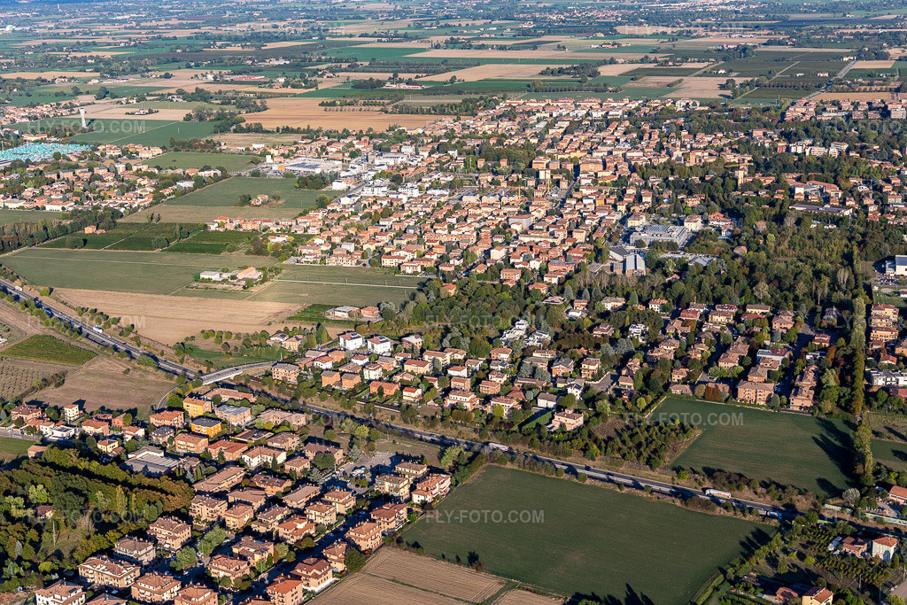 Aerial view: View of the town in Formigine in the state Modena, Italy. – Photo: IMG_134578.jpg taken on 09/19/2022 by Werner Riehm/FLY-FOTO.com – Resolution of the original: 5472 x 3648 px