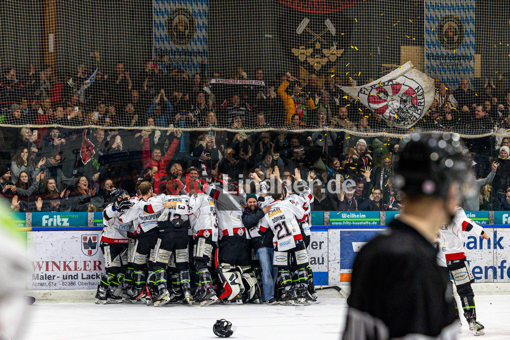 Spiel 3 Finale TSV Peißenberg Miners vs EHC Königsbrunn | Eishockey Bayernliga Playoffs 2023/2024, Spiel 3 Finale TSV Peißenberg Miners vs EHC Königsbrunn, 20240328,
Bayerischer Meister 2024 Bayernliga EHC Königsbrunn, Jubel, Zuschauer,
2024-03-28 in Peißenberg (Eisstadion)

Copyright: WolfgangxLindner foto-lindner.de