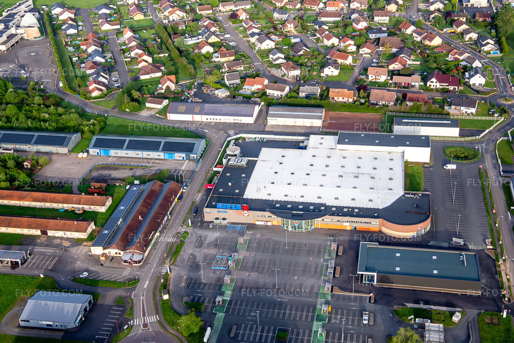 Aerial view: Super U et Drive in Sarralbe in the state Moselle, France.Photo: IMG_140563.jpg taken on 05/01/2024 by Werner Riehm/FLY-FOTO.comResolution of the original: 5406 x 3604 pxWWW.COURSESU.COM