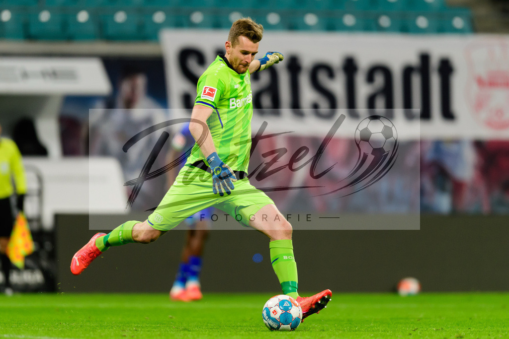 RBLLEV20211128_162 | Fussball, Herren: Torwart Lukas Hradecky (Bayer 04 Leverkusen) in Aktion, am Ball, Einzelaktion bei dem Spiel der 1. Bundesliga zwischen RB Leipzig und Bayer 04 Leverkusen in der Red Bull Arena am 28.11.2021 in Leipzig, Deutschland.DFB / DFL REGULATIONS PROHIBIT ANY USE OF PHOTOGRAPHS AS IMAGE SEQUENCES AND/OR QUASI-VIDEO. - Realisiert mit Pictrs.com