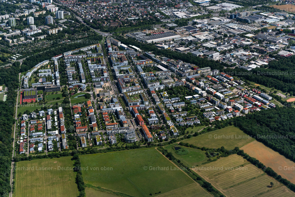 4032997 | RIESELFELD 30.06.2020 Wohngebiete am Feldrand landwirtschaftlicher Nutzflächen  in Rieselfeld im Bundesland Baden-Württemberg, Deutschland // Residential areas on the edge of agricultural land  in Rieselfeld in the state Baden-Wuerttemberg, Germany Foto: Gerhard Launer
