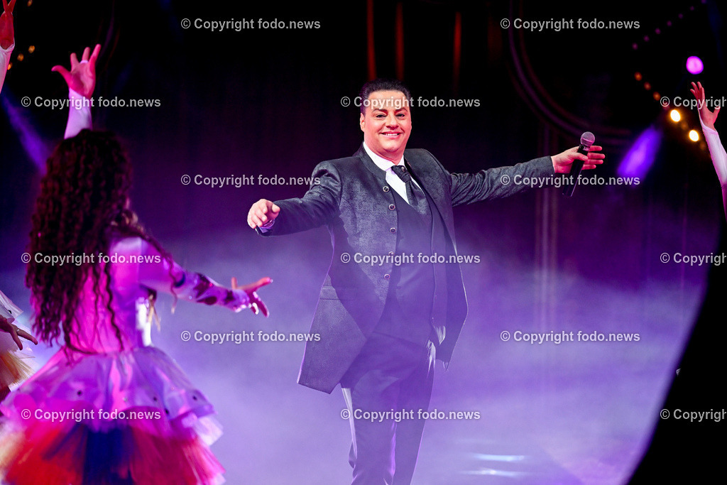 Zirkus Louis Knie_ 17.02.2024-71 | 17.02.2024, Linz, AUT, Circus Louis Knie 2024, im Bild Circus, Zirkus, Zelt, Artisten, Kuenstler, Trapez, Show, Clown, Zuschauer, Hunde, Ponys, Licht, Musik, Akrobaten, Akrobatik, Luftakrobatik